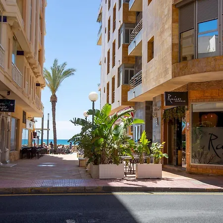 Апартаменты Pass The Keys Beachside Bliss: Chic 2-bed By The Sea