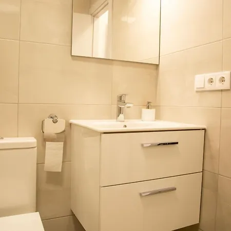 Pass The Keys Beachside Bliss: Chic 2-bed By The Sea Апартаменты Торевьиа
