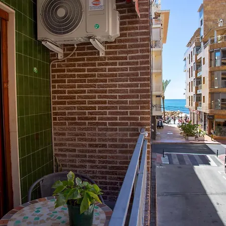 Pass The Keys Beachside Bliss: Chic 2-bed By The Sea