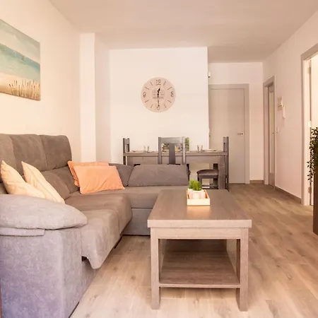 Pass The Keys Beachside Bliss: Chic 2-bed By The Sea