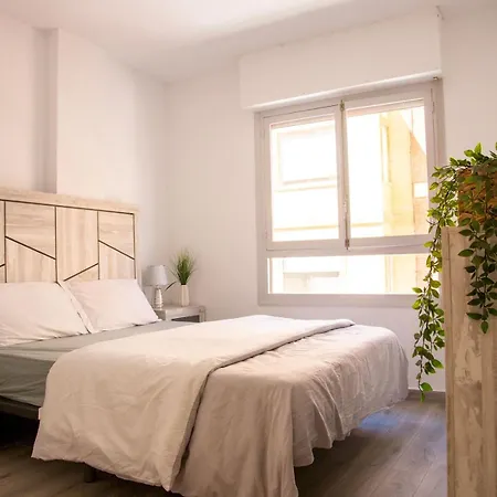 Pass The Keys Beachside Bliss: Chic 2-bed By The Sea *