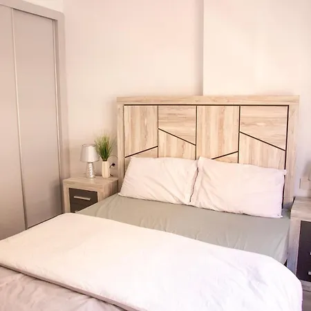 Pass The Keys Beachside Bliss: Chic 2-bed By The Sea Apartmán