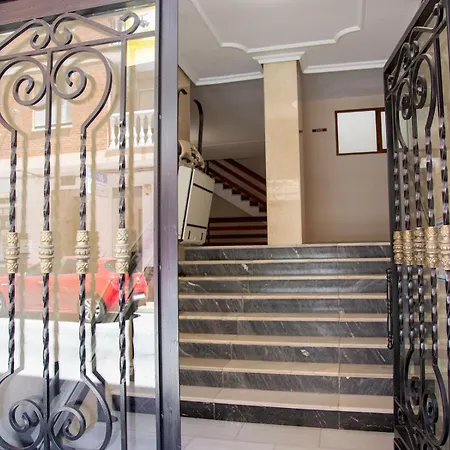 Pass The Keys Beachside Bliss: Chic 2-bed By The Sea Torrevieja